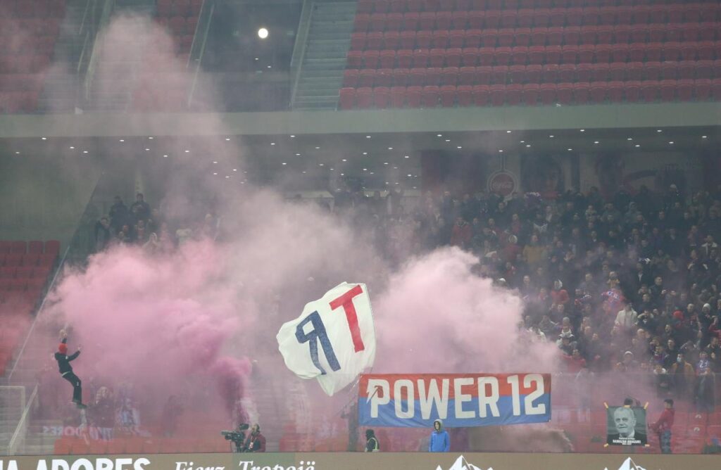 Degjeneron në dhunë ndeshja Tirana- Vllaznia, tifozët thyejnë stolat dhe xhamat brenda stadiumit Air Albania, ndërhynë FNSH (FOTO/VIDEO)