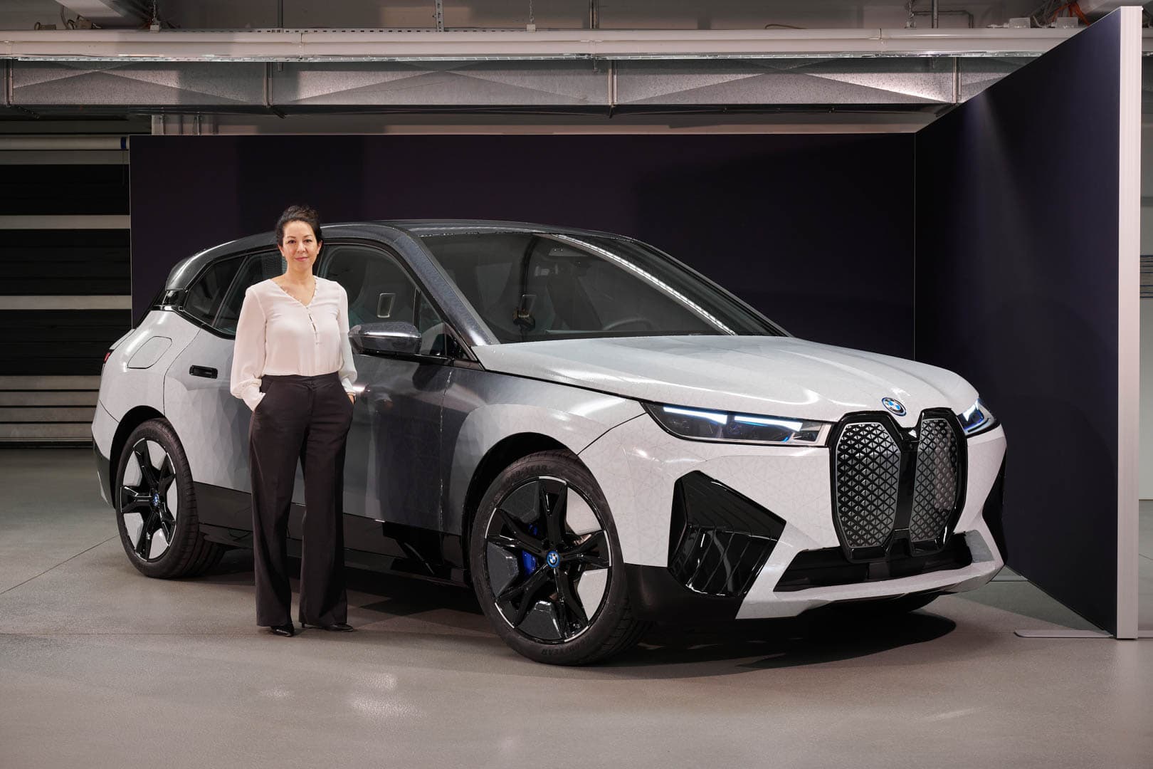  Nga e zeza në të bardhë, BMW prezanton makinën elektrike që ndryshon ngjyrën (VIDEO)