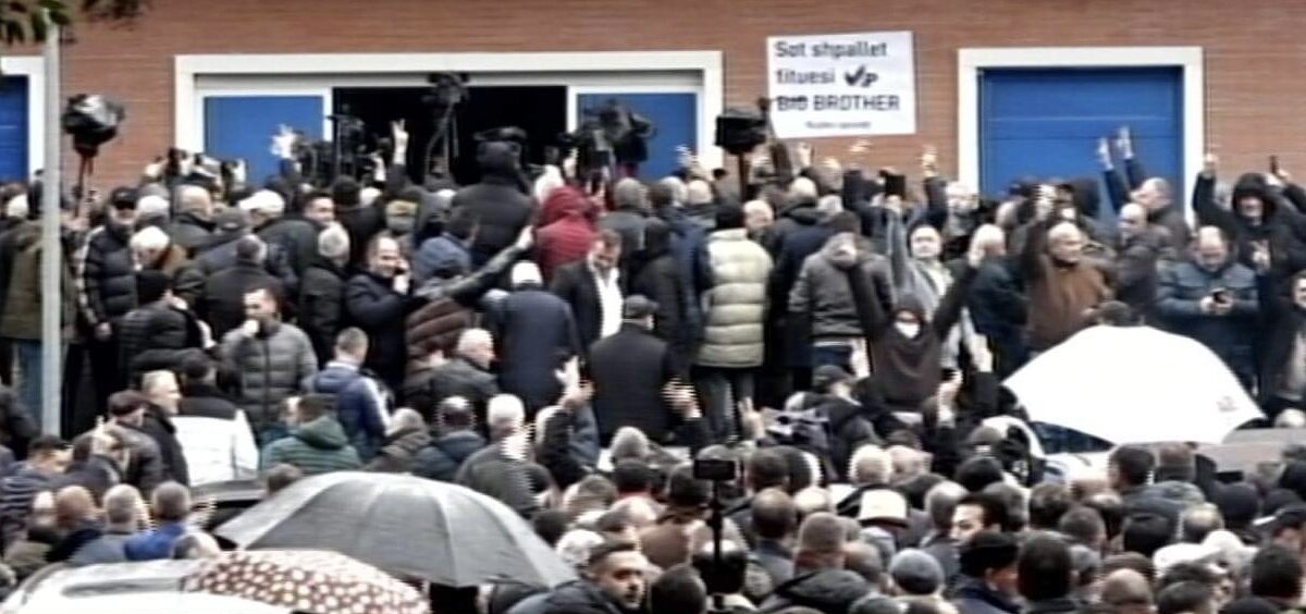 Berisha VS Basha / Kush e fiton sot PD?! Posteri epik i ngjitur në selinë blu