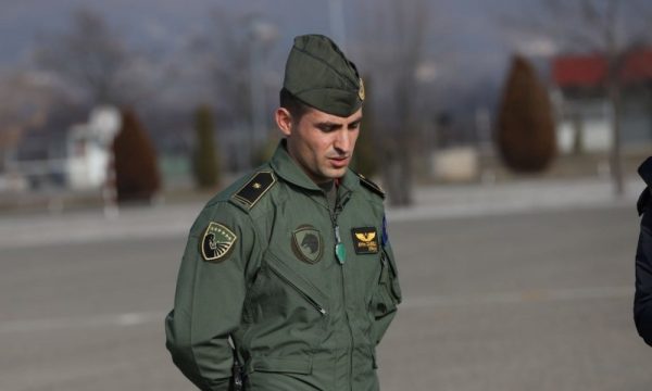  Ia vranë babain dhe vëllanë në luftë, mediumi gjerman shkruan për pilotin e parë të Ushtrisë së Kosovës
