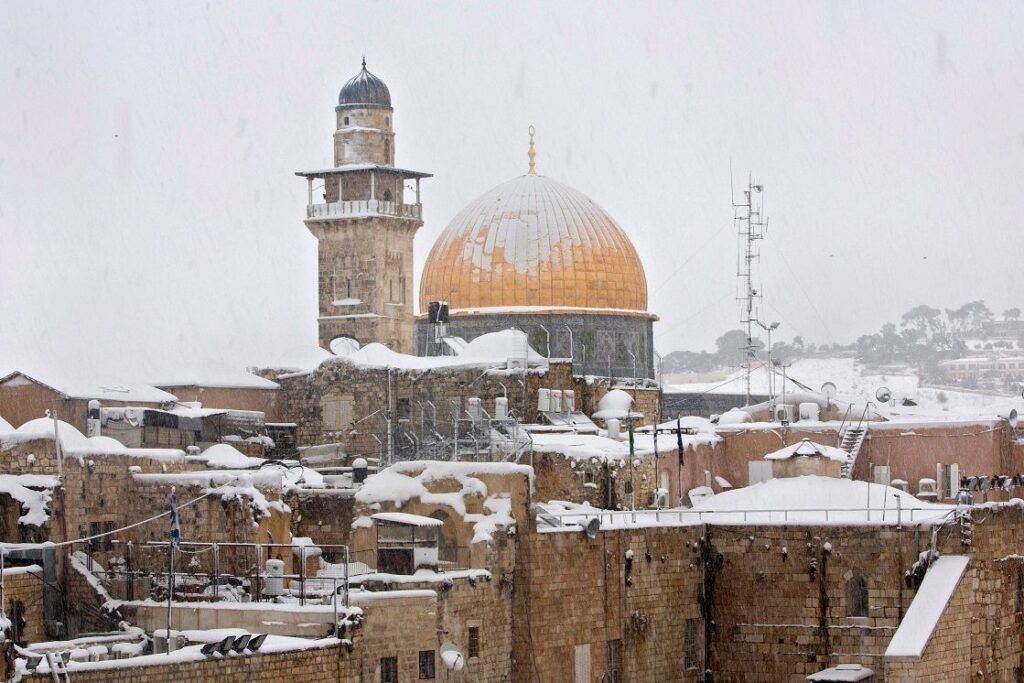 FOTO / Jerusalemi u bë i bardhë pas reshjeve të rralla të borës