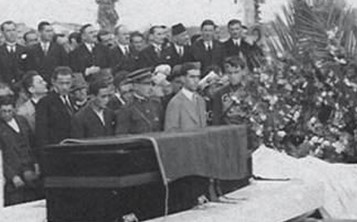  Komanda italiane,  që ia kishte frikën rebelimit, urdhëroi që në ceremoni të mos përdorej asnjë flamur shqiptar/ ‘ Flamuri me të cilin u varros Ismail Qemali