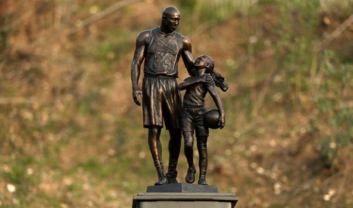 Statuja e Kobe Bryant dhe vajzës së tij vendoset në vendin e aksidentit në 2 vjetorin e vdekjes së tyre