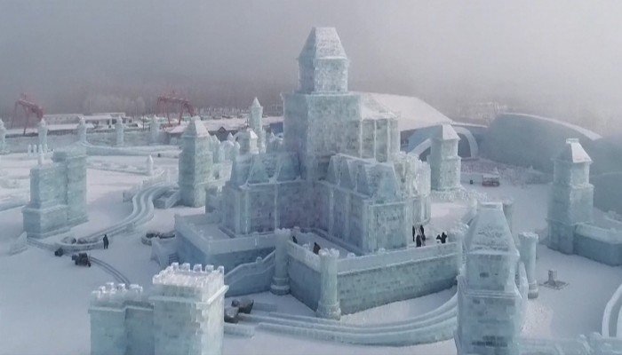  Anulohet festivali i krijimeve artistike nga akulli e bora në Kinë