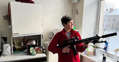  Nëna ukrainase pajiset me pushkë – “Nëse vjen puna, do të luftojmë për Kievin”