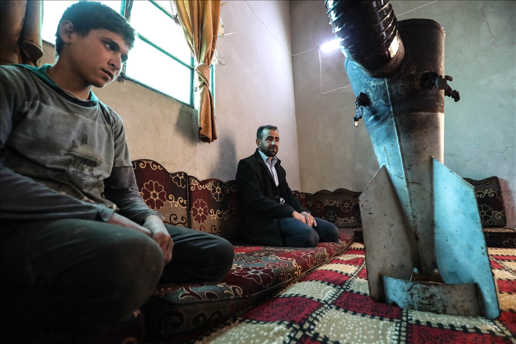  Osmani nga Idlibi përdor si sobë për t’u ngrohur gëzhojën e raketës që i shembi shtëpinë