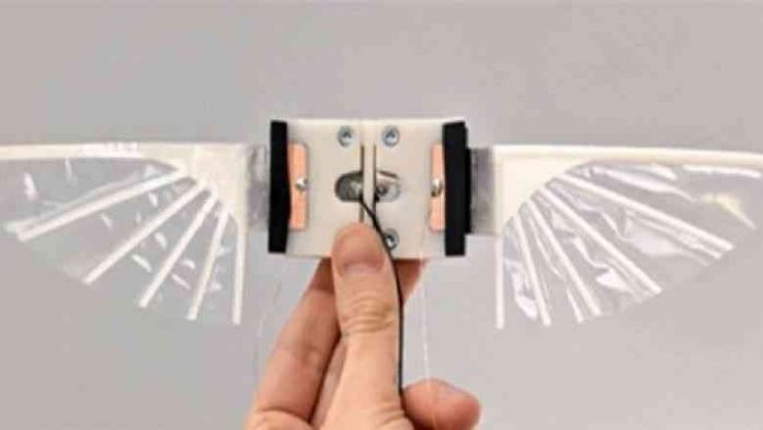  Shkencëtarët projektojnë dronë të vegjël që fluturojnë si insekte
