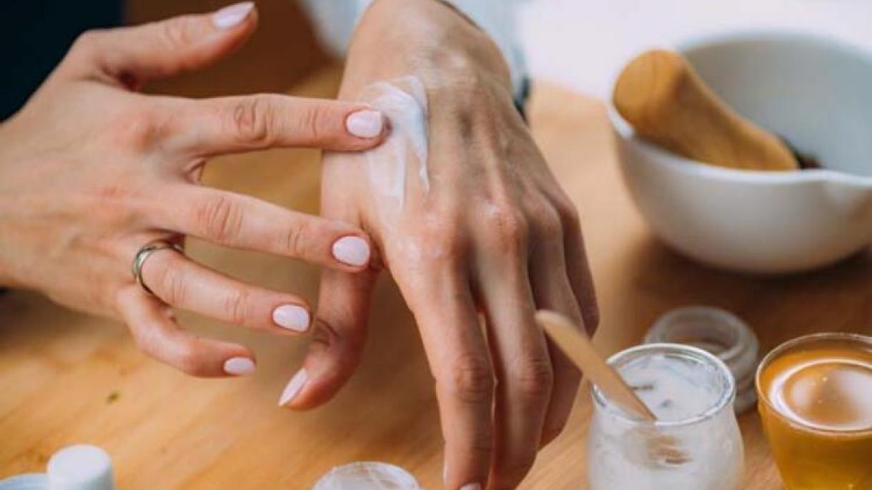  Burimi i Shëndetit: Këshilla për duart e plasaritura për shkak të motit të ftohtë
