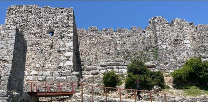  Dëmtohet Kalaja e Lezhës, shkulen gurët e periudhës antike