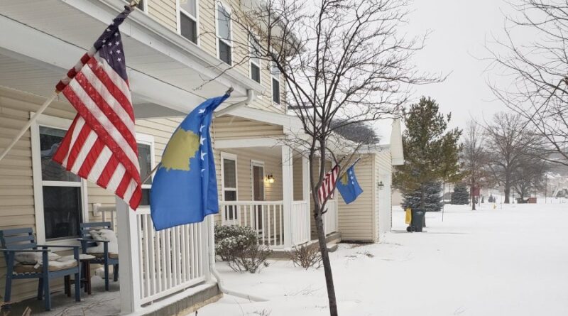  Një lagje në Kansas solidarizohet me fqinjët shqiptarë, mbush rrugët me flamuj të Kosovës