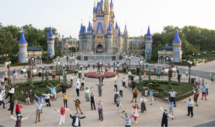 Rriten vizitat në parkun Disney pas lehtësimit të masave anti-Covid
