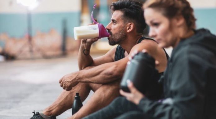  A duhet të pini shejk proteinash pas stërvitjeve?