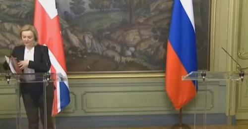  Takimi i tensionuar në Moskë, Lavrov la vetëm në podium Sekretaren e Jashtme britanike pas përplasjeve mbi Ukrainën (VIDEO)