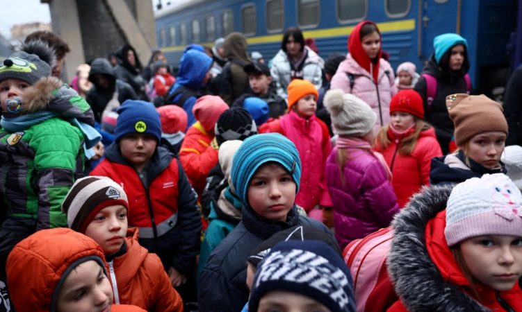  Save the Children: 800,000 fëmijë në mesin e 2 milionë refugjatëve nga Ukraina, shumica po udhëtojnë të vetëm