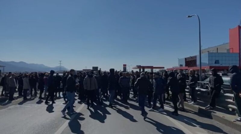  (Video) Revolta për çmimet, qytetarët bllokojnë autostradën Lezhë-Tiranë