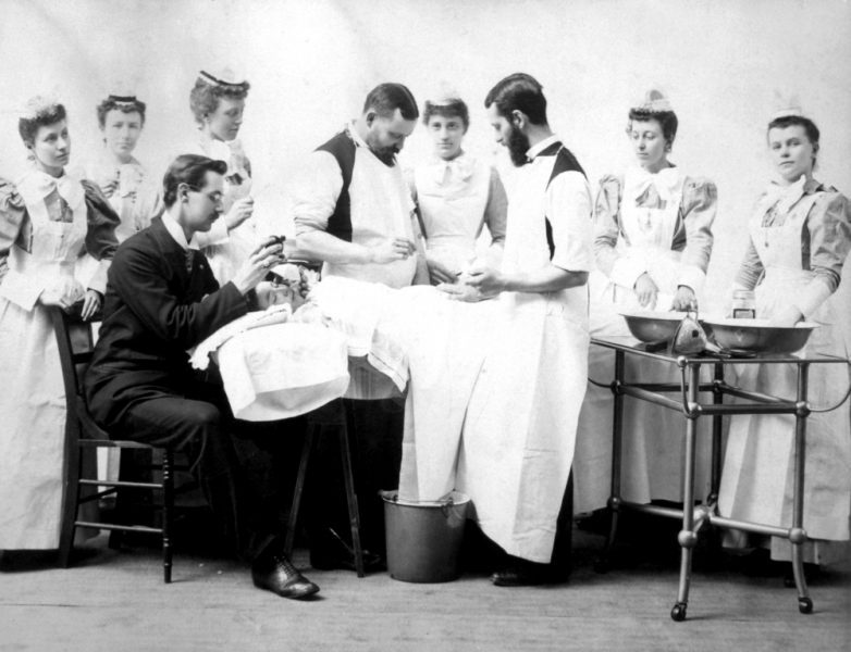  Historia e anestezisë, metodat më të çuditshme të përdorura ndër shekuj