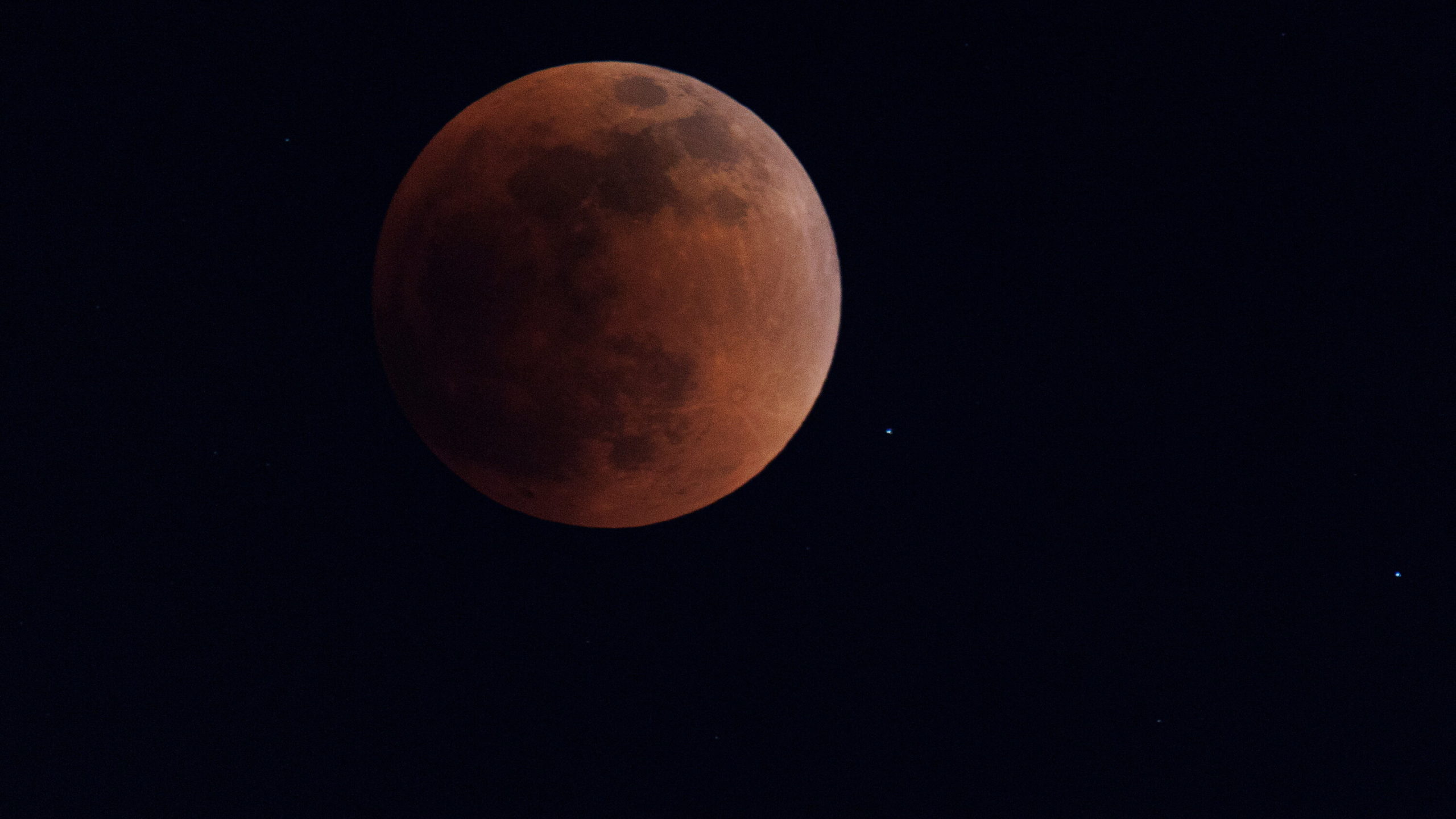  Eklipsi i parë hënor i vitit dhuroi pamje spektakolare