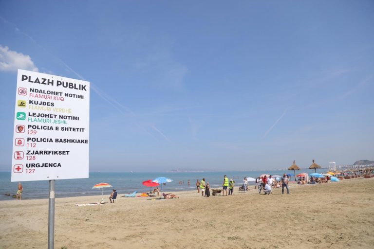  Plazhet publike në Durrës e Kavajë jashtë standardeve