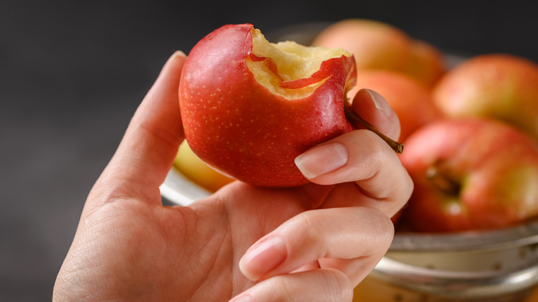  Vakti ideal për të ngrënë një mollë nëse doni përfitime maksimale shëndetësore