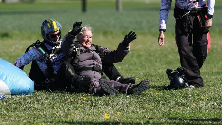  Suedezja 103-vjeçare thyen rekordin botëror të hedhjes me parashutë