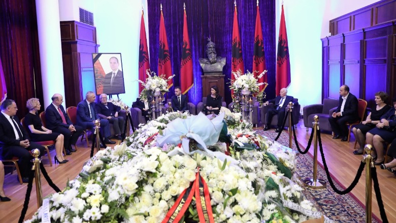  Bujar Nishani përcillet me ceremoni shtetërore në banesën e fundit