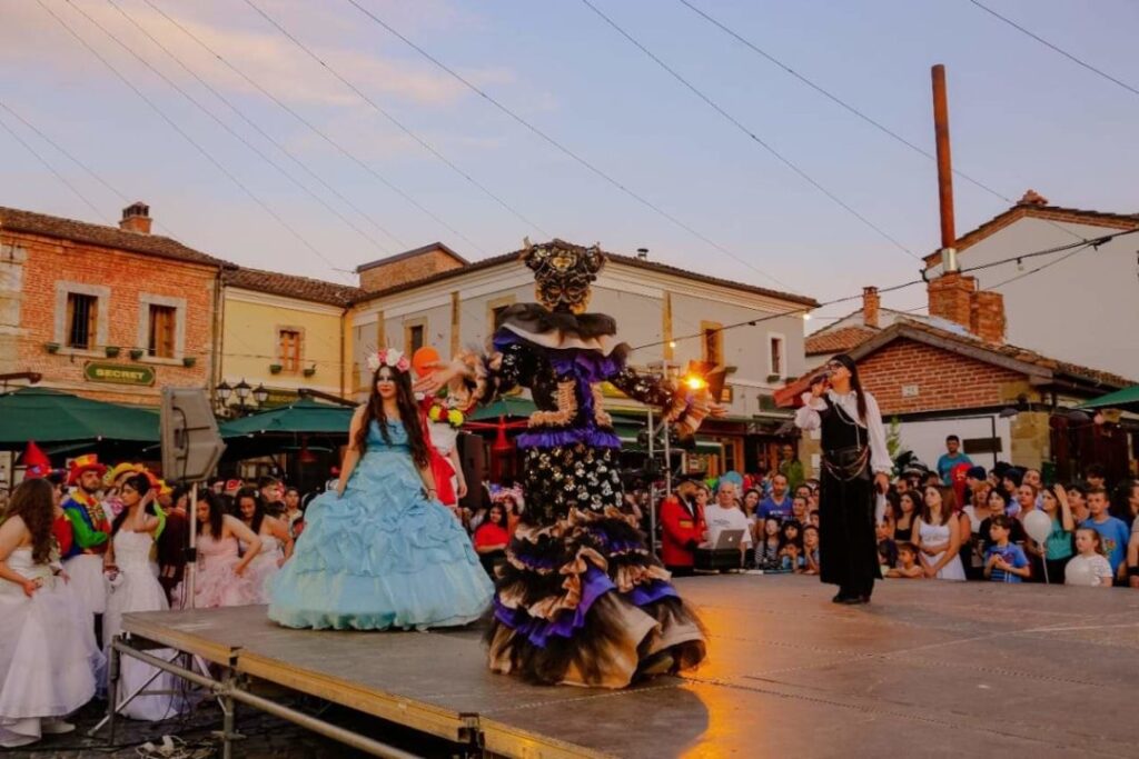 Karnavalet e Korçës zbukurojnë qytetin, qytetarët shijojnë festën