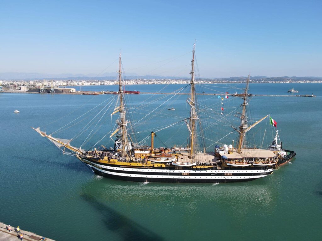 ‘Amerigo Vespucci’ mbërrin në Durrës, anija që shkolloi shumë breza marinarësh