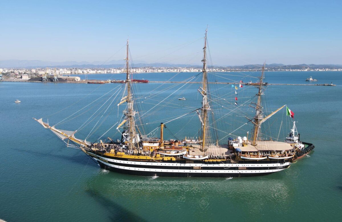 ‘Amerigo Vespucci’ mbërrin në Durrës, anija që shkolloi shumë breza marinarësh