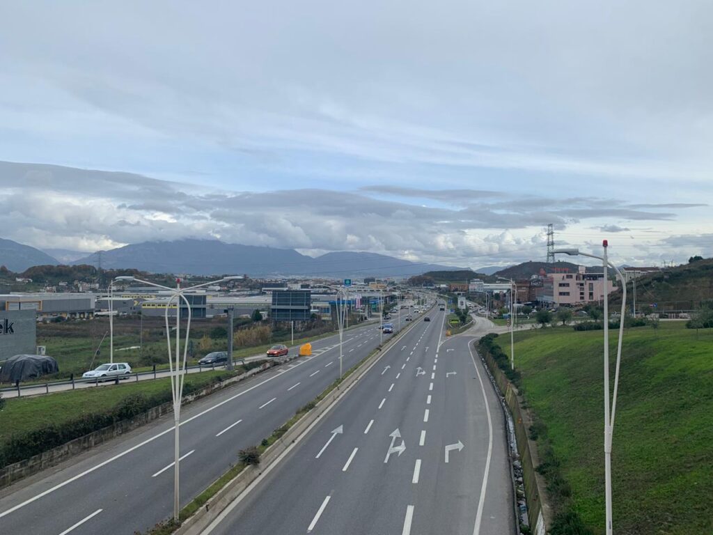 Punime në autostradën Tiranë-Durrës për 25 ditë, si do të devijohet trafiku