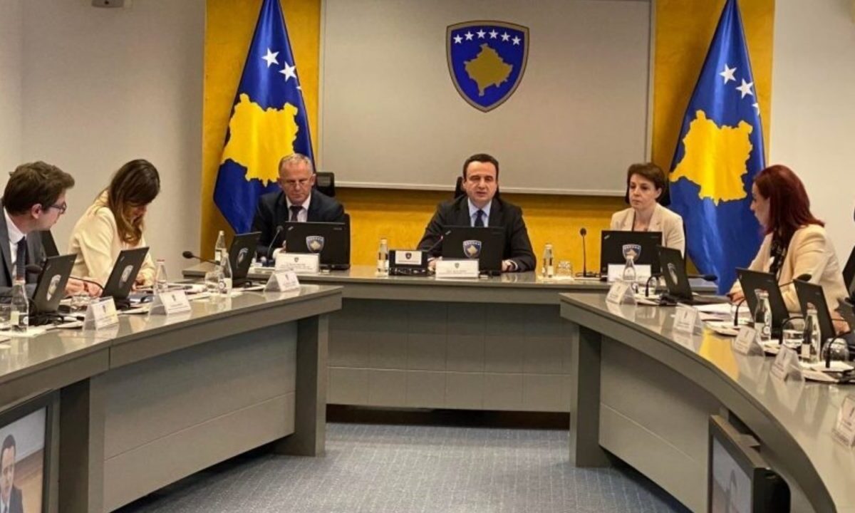 Qeveria e Kosovës ndryshon sanksionet për veturat që nuk janë riregjistruar