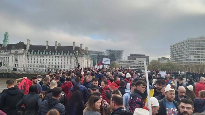  Shqiptarët me mijëra në protestë në Londër: ‘S’jemi kriminelë’