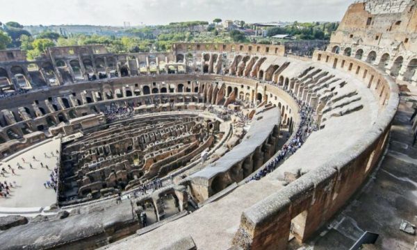 Çfarë hanin spektatorët në Kolose kur gladiatorët luftonin për vdekje