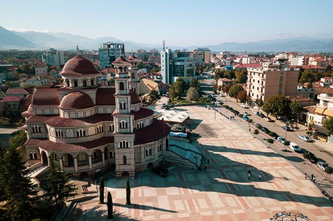  INSTAT: Ndërtimet jo rezidenciale, Korça kryeson për hotelet, Tirana për objektet tregtare
