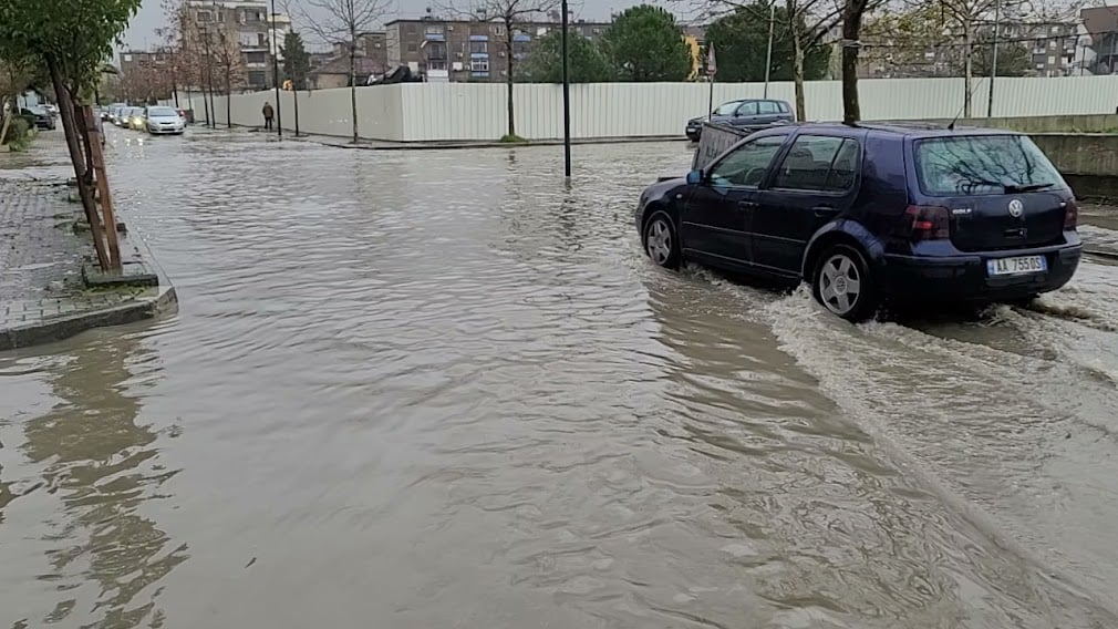 Reshjet e dendura të shiut në vend – përmbytje dhe pezullim të mësimit në shkolla