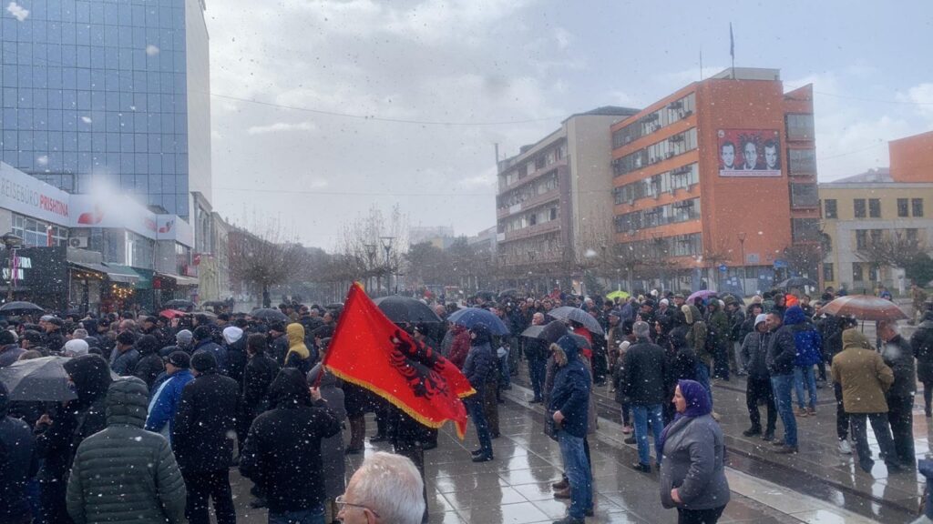 Prishtinë, mbahet protestë kundër themelimit të Asociacionit të Komunave me Shumicë Serbe