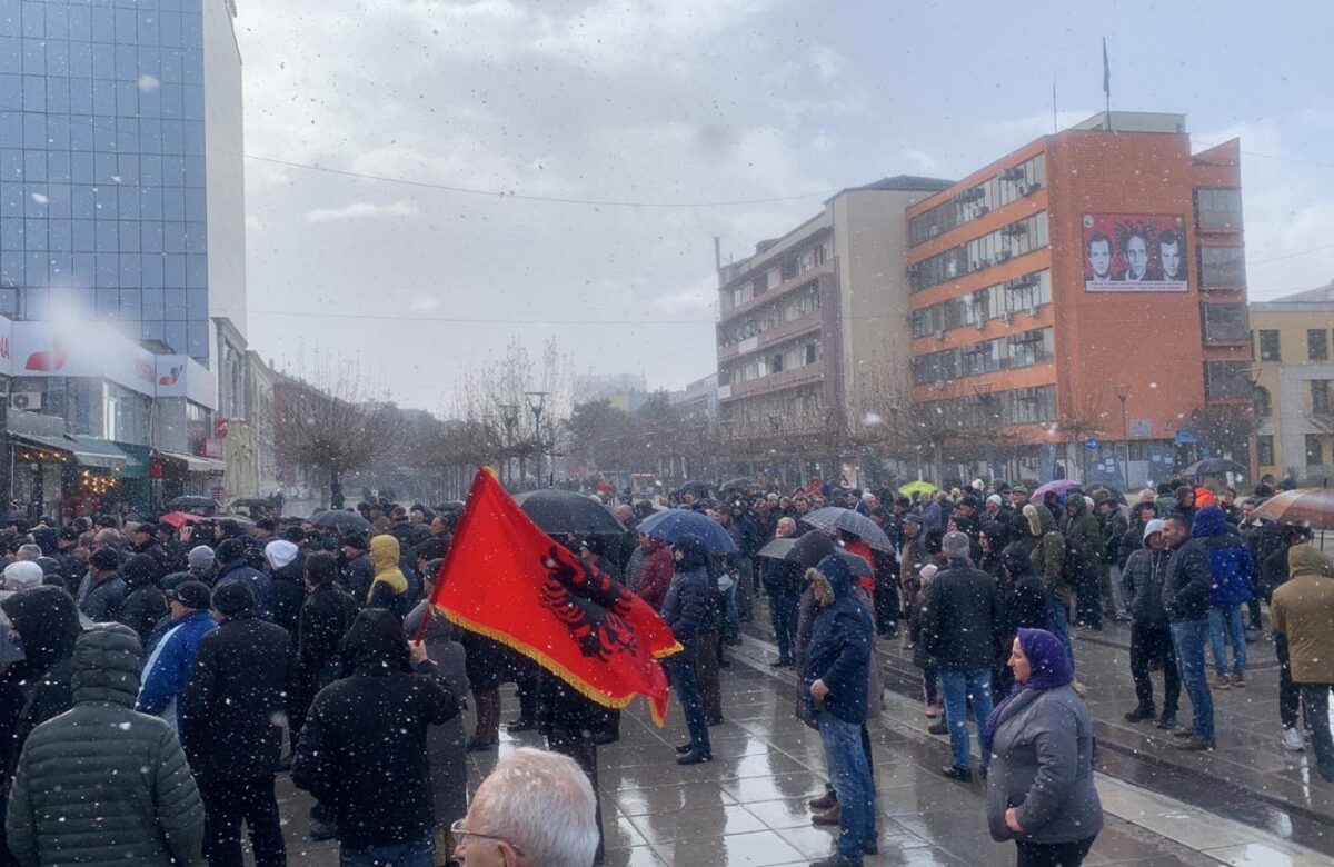 Prishtinë, mbahet protestë kundër themelimit të Asociacionit të Komunave me Shumicë Serbe