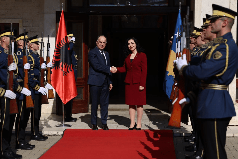 15-vjetori i Pavarësisë së Kosovës, Presidenti Begaj pritet nga Presidentja Osmani në Prishtinë