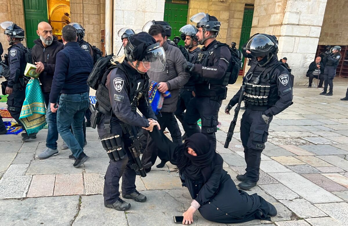 Forcat izraelite hyjnë në xhaminë Al-Aksa, qëllojnë me shkopinj besimtarët