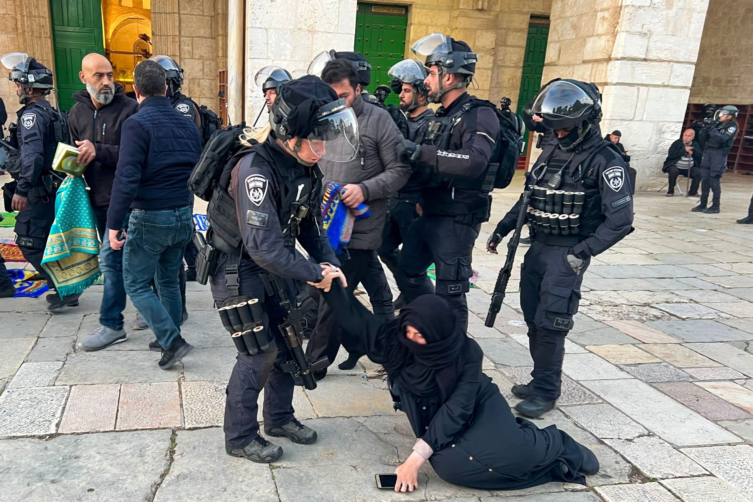  Forcat izraelite hyjnë në xhaminë Al-Aksa, qëllojnë me shkopinj besimtarët