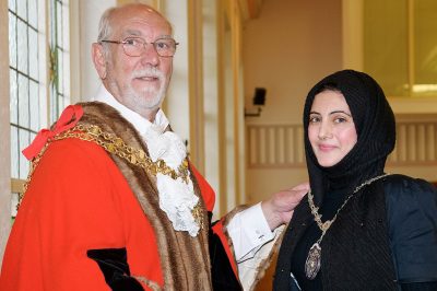 Cllr Tafheen Sharif ka ribërë historinë si kryebashkiakja e dytë myslimane me hixhab në UK