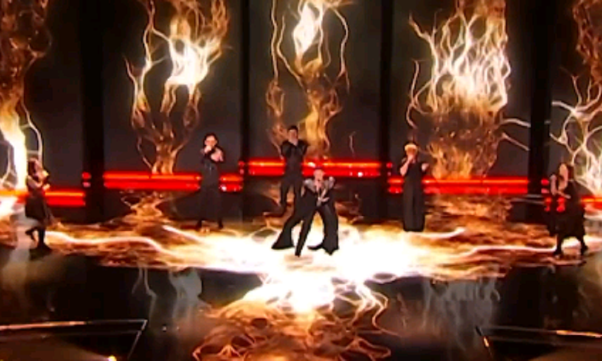 Shqipëria kualifikohet e para në “Eurovision 2023”! Albina dhe Familja Kelmendi ndezën skenën me ​“Duje”