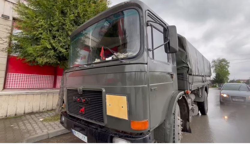 Me makinat e ushtrisë, mbërrijnë në qytetin e Korçës materialet zgjedhore