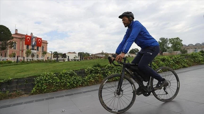  Në Haxh me biçikletë: Francezi me origjinë marokene arrin në Türkiye gjatë rrugës për në vendet e shenjta