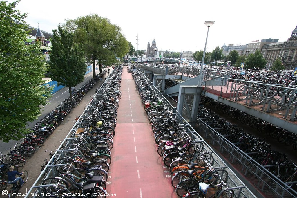  Amsterdam: Parkingjet e biçikletave nuk mjaftojnë