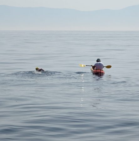  Me not nga Italia në Shqipëri/ Avokatja Eva Buzo ndërpret sfidën 10 milje larg Karaburunit për shkak të problemeve shëndetësore