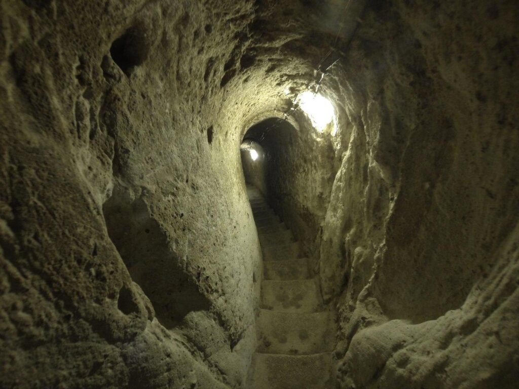 Një burrë çau murin e bodrumit të tij dhe zbuloi tunelet, misteri i qytetit antik në Turqi