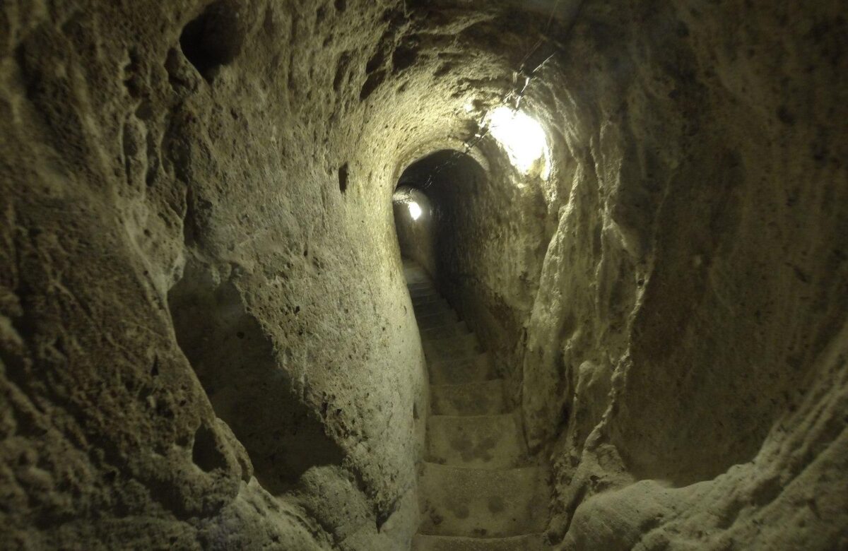 Një burrë çau murin e bodrumit të tij dhe zbuloi tunelet, misteri i qytetit antik në Turqi
