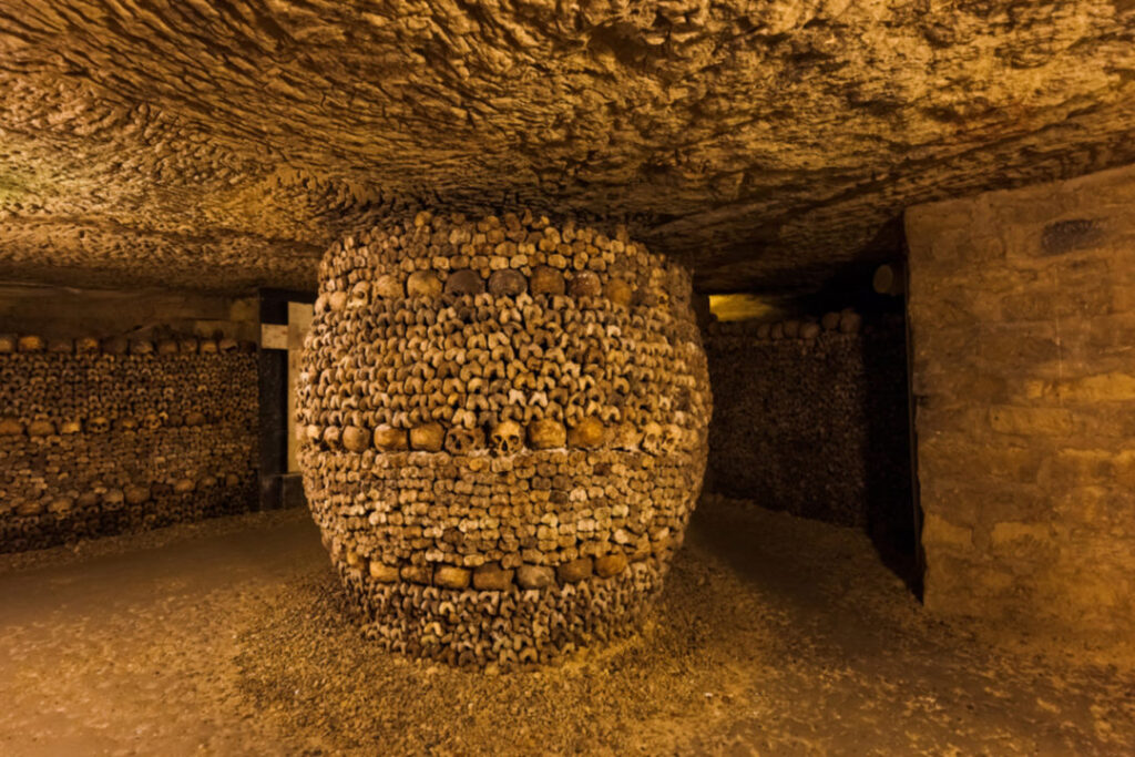 Ana e errët e Katakombeve të Parisit, një nga vendet më misterioze e të frikshme në botë