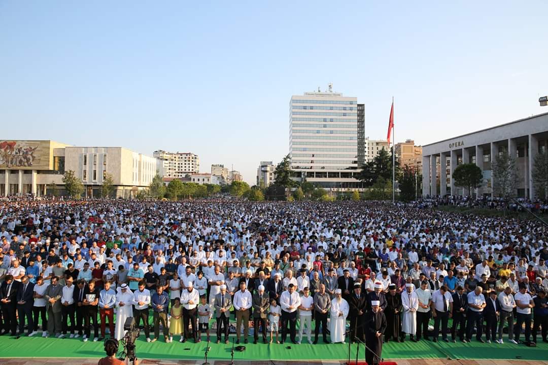  Feja në hapësirën publike: Sheshi si pasqyrim i një shoqërie të lirë