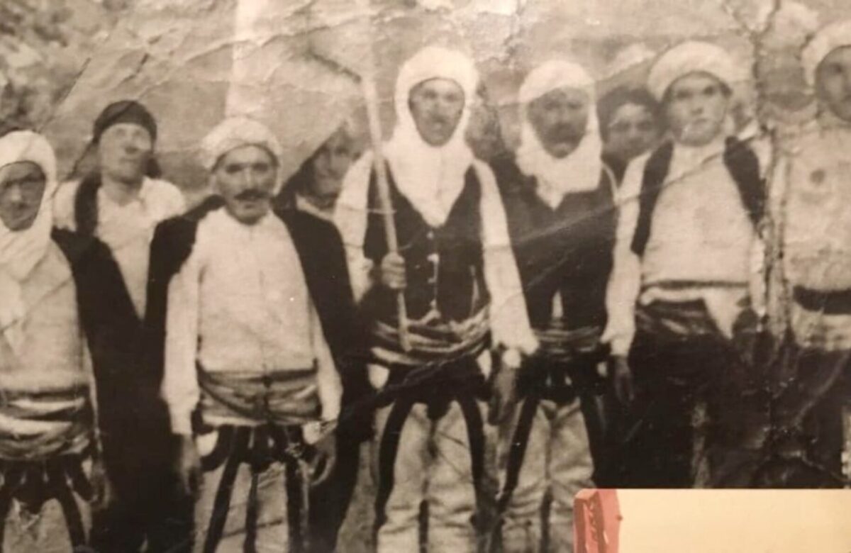 Popullsia e Sanxhakut, kryesisht ka prejardhje nga fiset Kelmendi, Hoti, Kuçi, Shkreli, Shala